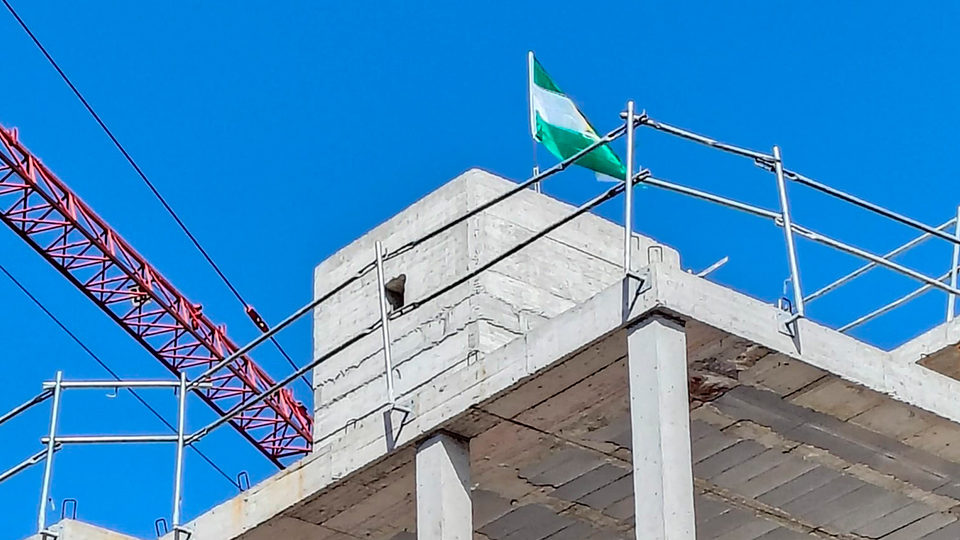 Puesta de bandera en obra: significado, origen y nuevo hito en Central Lofts & Apartments